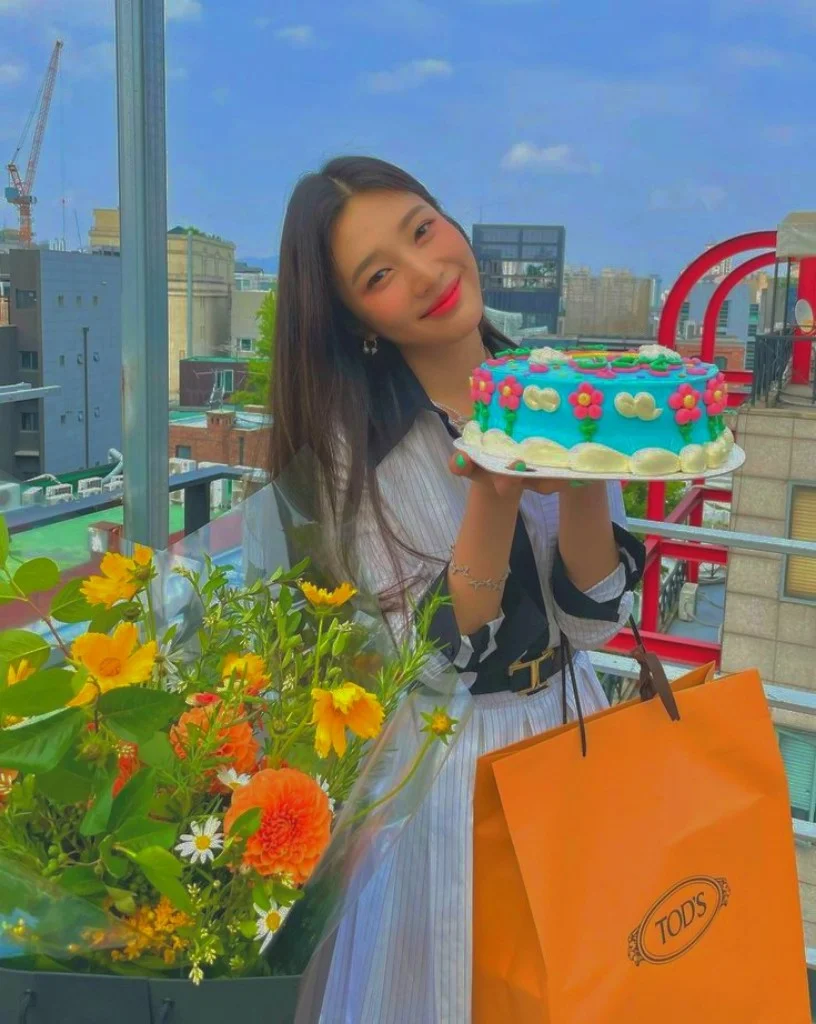 #woman #girl #cake #gifts #brightcolors #oversaturated I love the bright colors...do y'all? #flowers