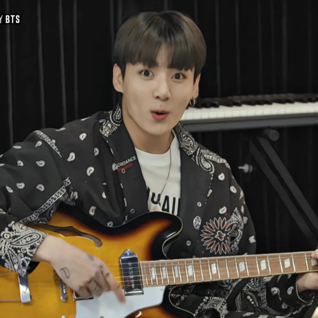 #jungkook #jk #bts #bangtanboys #icon #artistmadecollectionbts 
××××××××××
Yoooo JK was sooo cute as the model again in Suga's Artist Made Collection, spinning the necklace in his hand and then using it as a guitar pick 🤣🤣🤣😍❤️🥰